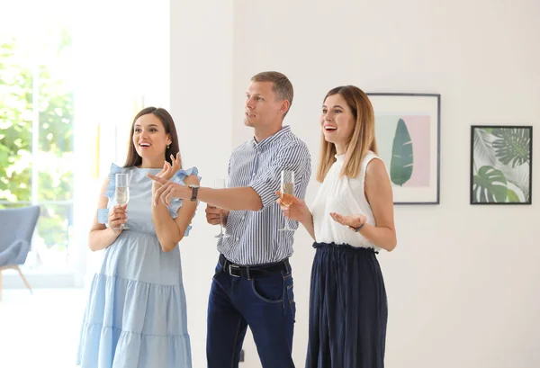 Gruppe Von Menschen Mit Champagnergläsern Bei Ausstellung Der Kunstgalerie — Stockfoto