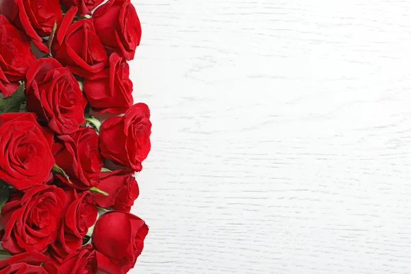 Κόκκινο Τριαντάφυλλο Λουλούδια Ξύλινα Φόντο Top View — Φωτογραφία Αρχείου