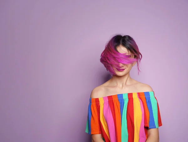 Renk Arka Plan Karşı Son Moda Saç Modeli Olan Kadın — Stok fotoğraf