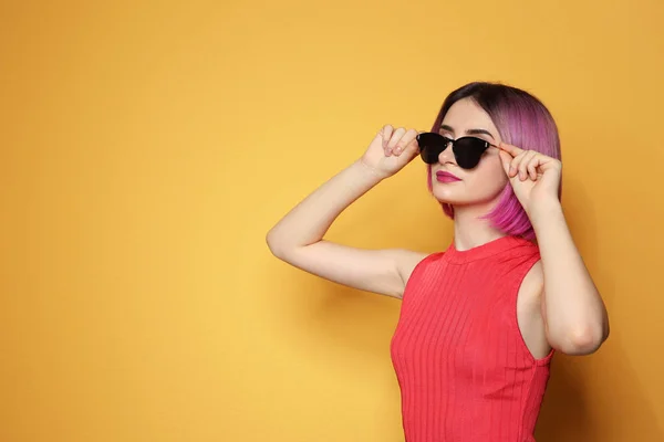 Mujer Joven Con Peinado Moda Con Gafas Sol Sobre Fondo —  Fotos de Stock