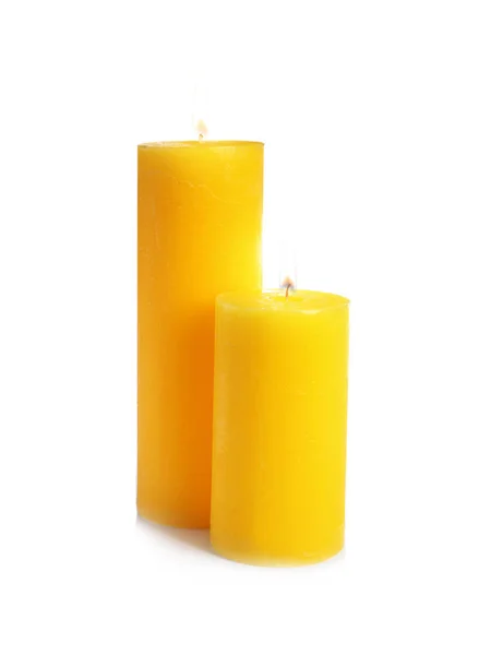 Duas Velas Cera Amarela Decorativas Fundo Branco — Fotografia de Stock