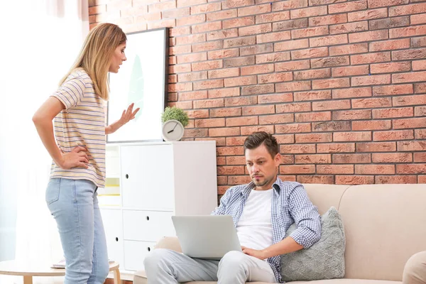 Marido Perezoso Peleando Con Esposa Trabajadora Casa — Foto de Stock