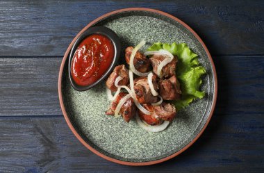 Şiş kebap ve tablo, üstten görünüm sosu ile plaka