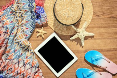 Ahşap arka plan tablet ve plaj nesnelerle düz yatıyordu kompozisyon