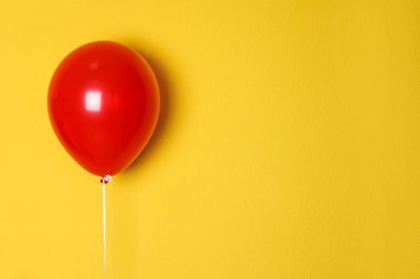 Renk arka plan üzerinde kırmızı balon. Kutlama zamanı