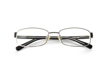 Beyaz zemin üzerine düzeltici lensler ile gözlük. Görme sorunu