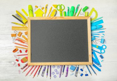 Farklı okul kırtasiye ve ahşap arka plan küçük kara tahta düz yatıyordu kompozisyonu