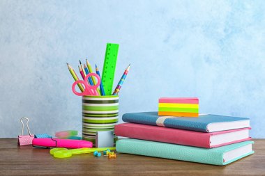 Tablo farklı renkli ileti örneği. Okula dönüş