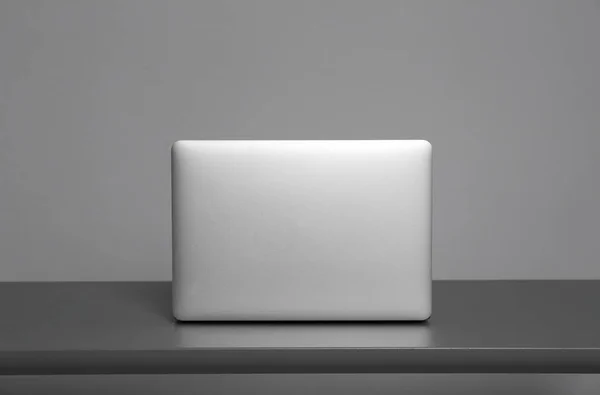 Современный Ноутбук Столе Сером Фоне — стоковое фото