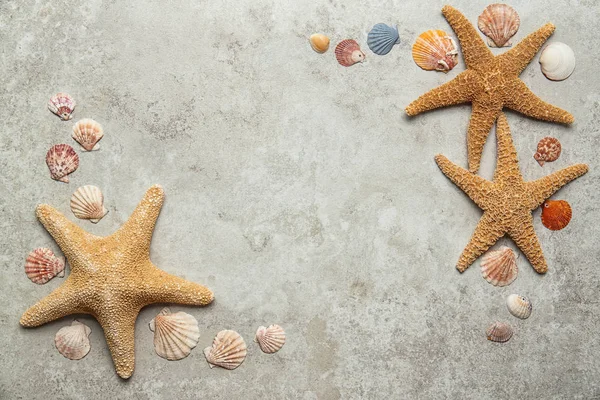 Plat Lag Samenstelling Met Schelpen Grijze Achtergrond Strand Objecten — Stockfoto