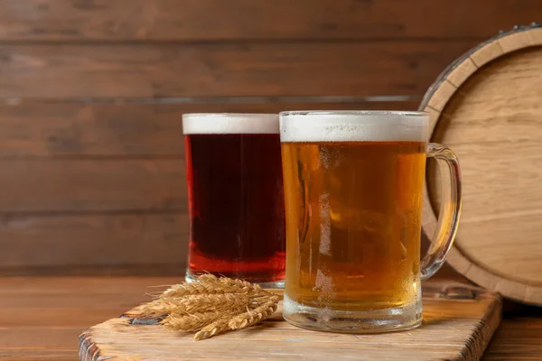 Canecas Vidro Com Diferentes Tipos Cerveja Saborosa Fria Mesa Madeira — Fotografia de Stock
