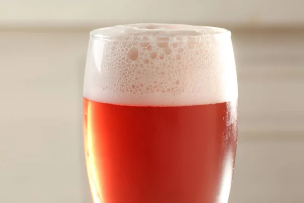 Vaso Cerveza Roja Sabrosa Con Espuma Primer Plano —  Fotos de Stock