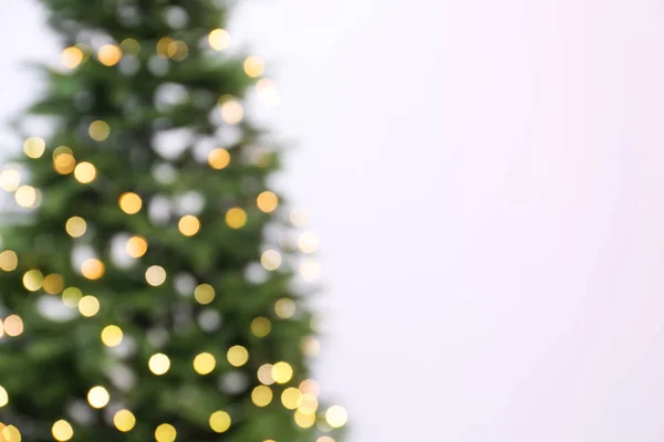 Vista Turva Bela Árvore Natal Com Luzes Fadas Fundo Branco — Fotografia de Stock