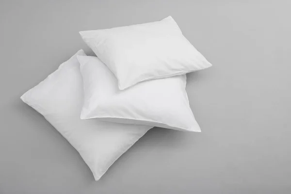 Almohadas Cama Suaves Limpias Sobre Fondo Gris Vista Superior — Foto de Stock