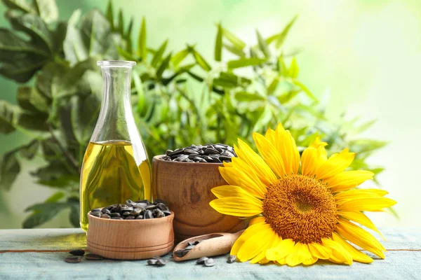 Komposition Mit Sonnenblumenkernen Und Blume Auf Dem Tisch — Stockfoto