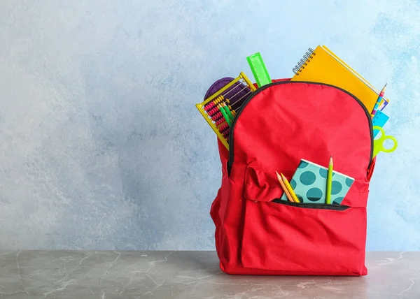 Zaino Con Diversi Articoli Cancelleria Colorati Sul Tavolo Ritorno Scuola — Foto Stock