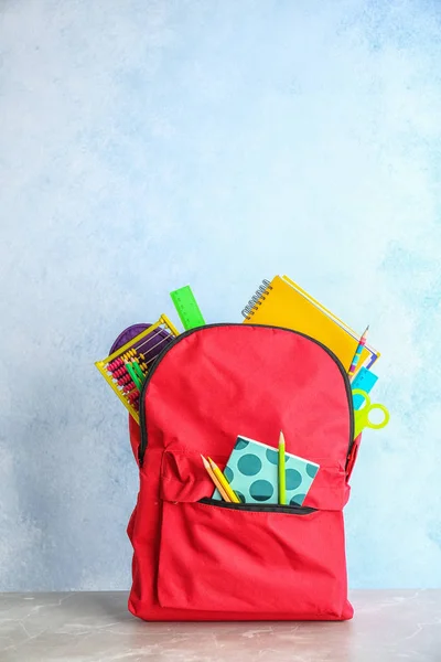 Mochila Con Diferentes Artículos Papelería Colores Mesa Regreso Escuela —  Fotos de Stock