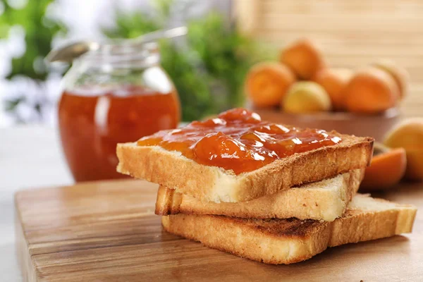 Bröd Med Välsmakande Aprikos Sylt Träskiva — Stockfoto