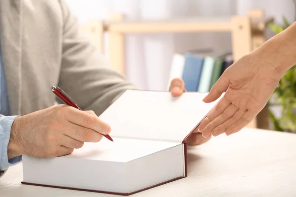 Schrijver Signing Autograph Boek Aan Tafel Close — Stockfoto