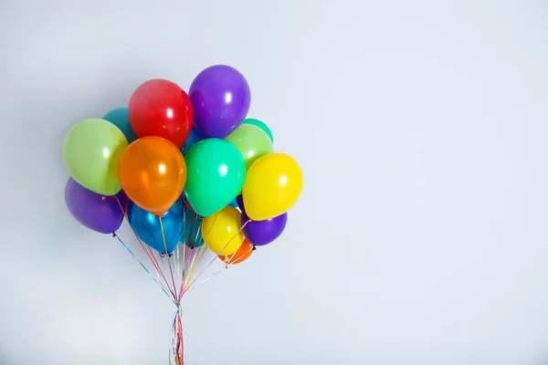 Bando Balões Coloridos Sobre Fundo Branco Decoração Festiva — Fotografia de Stock