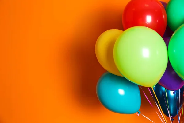 Manojo Globos Brillantes Sobre Fondo Color Con Espacio Para Diseño — Foto de Stock