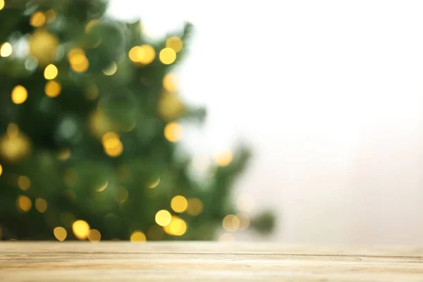 빛나는 크리스마스 테이블 전나무 나무의 흐리게 있습니다 분위기 — 스톡 사진