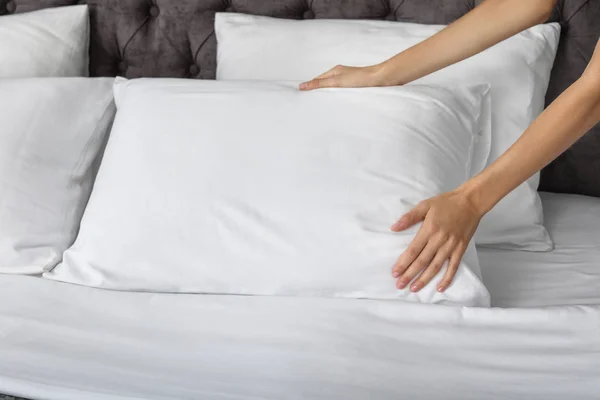 Junge Frau Plumpst Weißes Kissen Auf Bett Nahaufnahme — Stockfoto