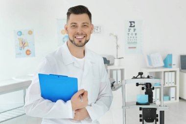 Göz doktoru ile modern ekipman ve Pano Kliniği
