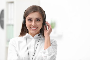 Ofiste kulaklık ile genç kadın resepsiyonist