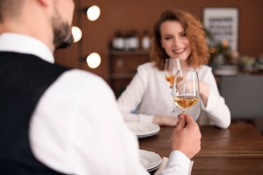 Restoranda lezzetli şarap gözlüklü genç çift