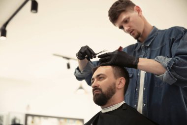 Profesyonel kuaför müşteri Kuaför Salon ile çalışma. Hippi moda