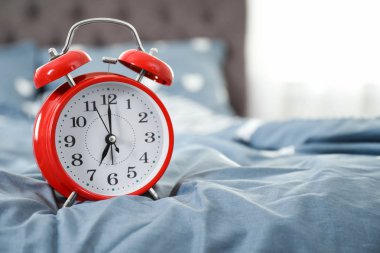 Analog alarm saat yatakta. Günün saati