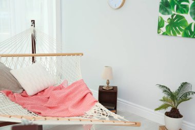 Ekose ve yastıklar oturma odasında rahat hamak