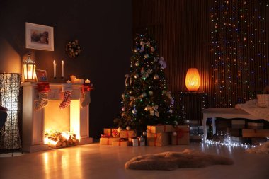 Şık salon iç ile dekore edilmiş Noel ağacı geceleri