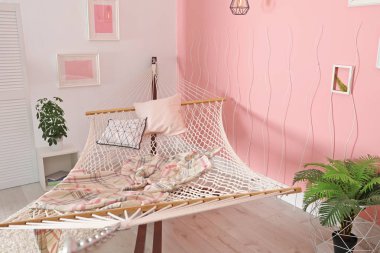 Ekose ve şık iç mekanlara yastıklar ile rahat hamak