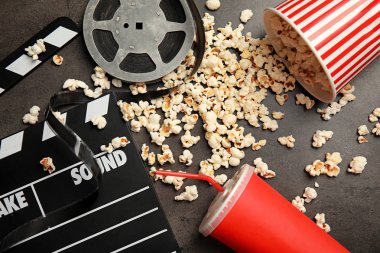 Patlamış mısır, film reel ve Klaket gri arka plan üzerinde düz yatıyordu kompozisyonu
