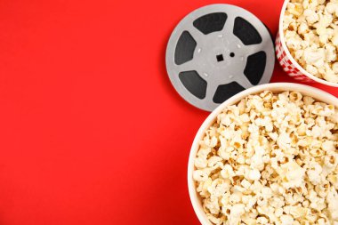 Renk arka plan üzerinde patlamış mısır ve film makarası ile düz yatıyordu kompozisyon