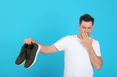 Renk arka plan üzerinde ayakkabı gelen adam duygu kötü koku. Oda spreyi