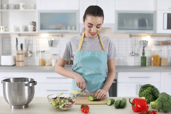 Genç Bir Kadın Mutfakta Yemek Pişiriyor — Stok fotoğraf