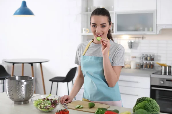 Genç Bir Kadın Mutfakta Yemek Pişiriyor — Stok fotoğraf