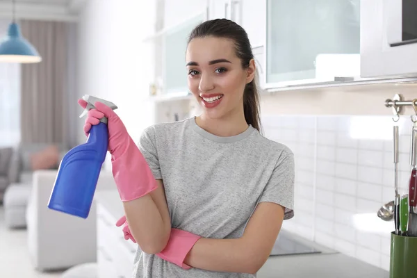 Young Woman Bottle Detergent Kitchen — Stock Photo, Image
