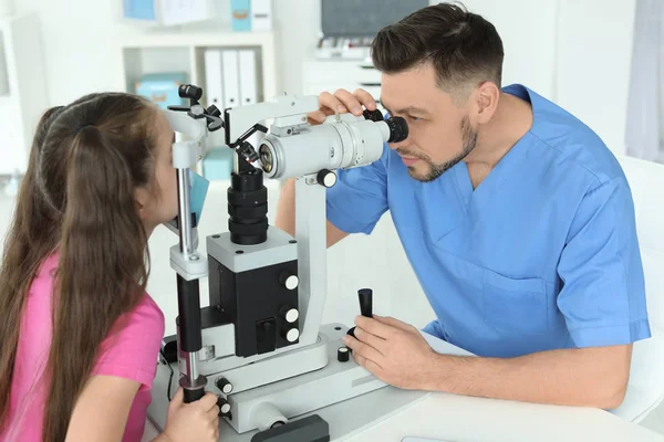 Oftalmologista Examinando Menina Clínica — Fotografia de Stock