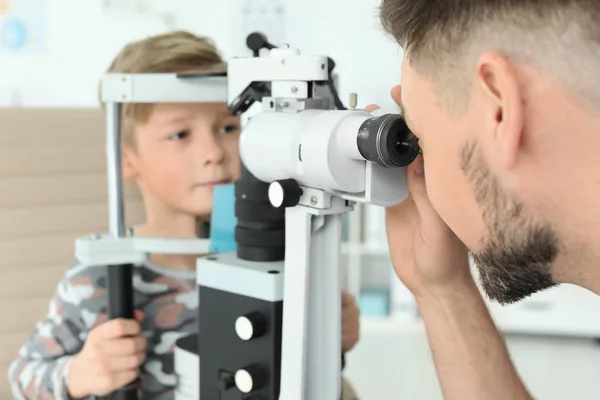 Οφθαλμίατρος Εξετάζει Αγοράκι Στην Κλινική — Φωτογραφία Αρχείου