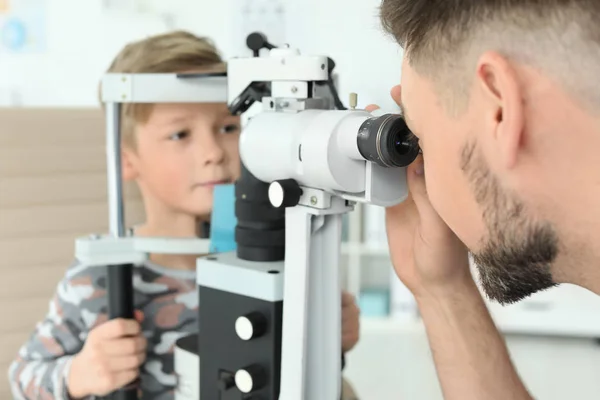 Oogarts Onderzoekt Jongetje Kliniek — Stockfoto