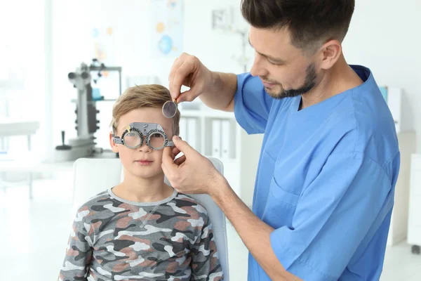 Oftalmologista Examinando Menino Clínica — Fotografia de Stock