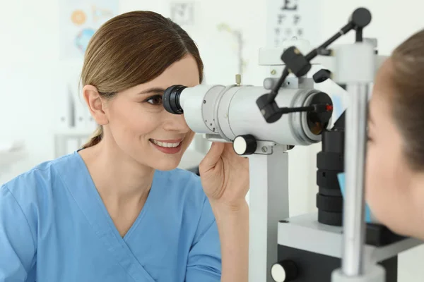 Küçük Kız Kliniği Inceleyerek Göz Doktoru — Stok fotoğraf