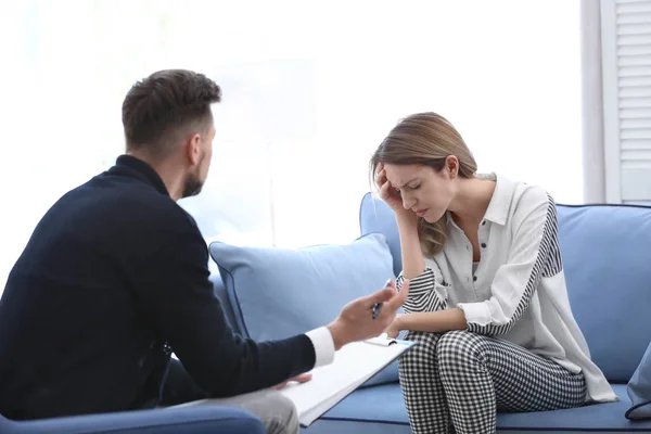 Manliga Psykolog Med Klienten Office — Stockfoto