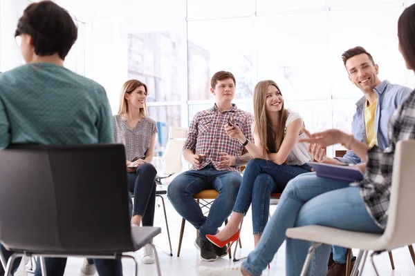 Jóvenes Con Formación Empresarial Cargo — Foto de Stock