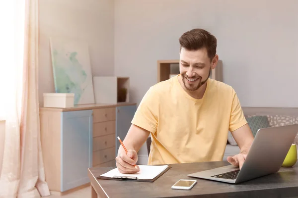 Hombre Joven Que Trabaja Con Ordenador Portátil Escritorio Oficina Casa —  Fotos de Stock