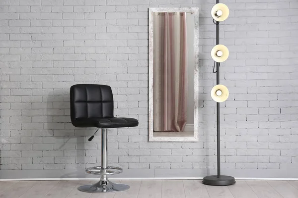 Interiér Elegantní Pokoje Velkým Zrcadlem Pohodlné Křeslo — Stock fotografie